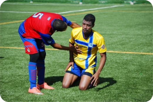 Un jugador de ftbol en el pasto

Descripcin generada automticamente